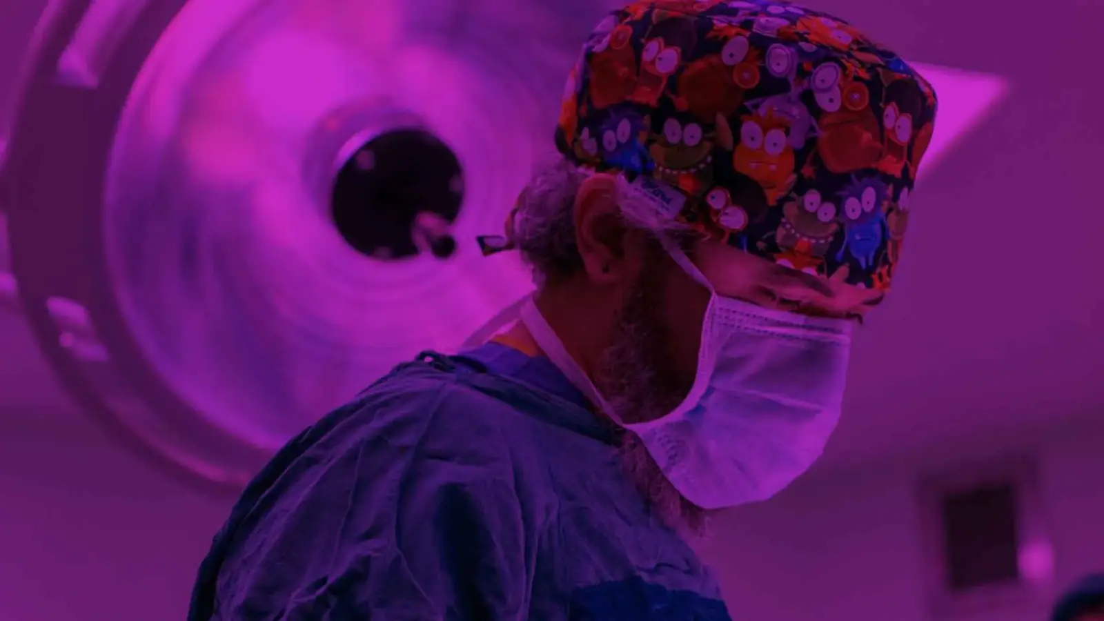 Op. Dr. Bahadır Çelik ameliyathane ortamında cerrahi hazırlık sırasında